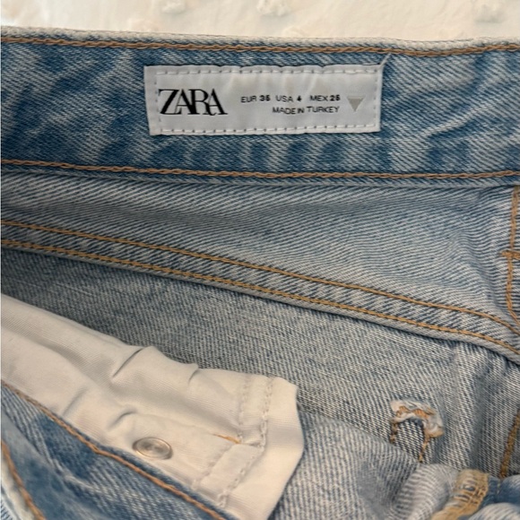Zara Light Blue Denim Jeans with Tan Stitching - Picture 3 of 4